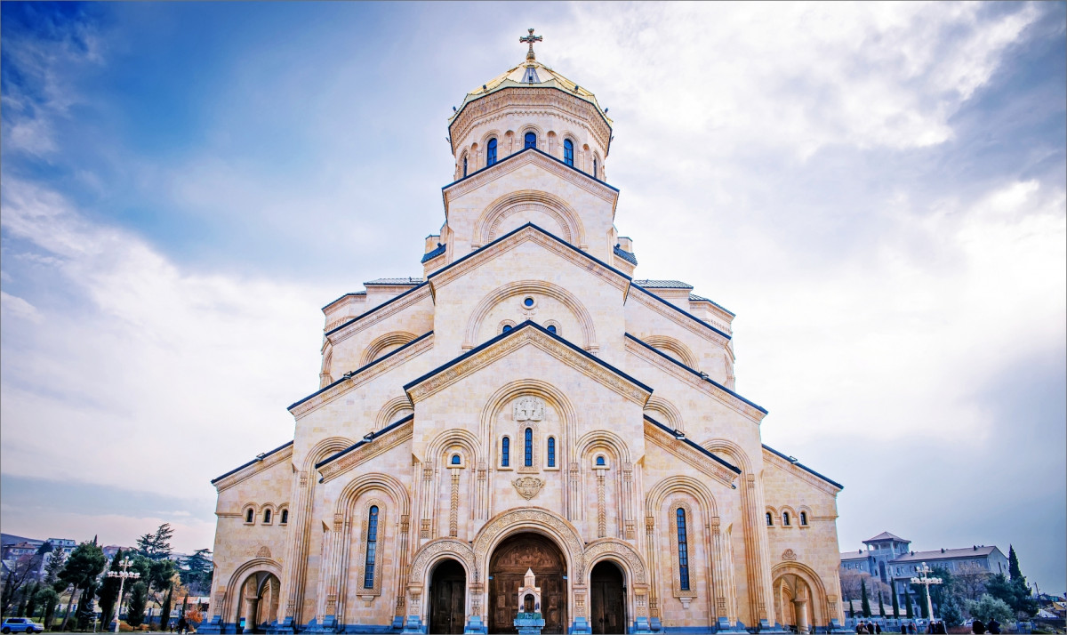 Sameba - Holy Trinity Cathedral - Tbilisi | Bakuriani Water cities ...